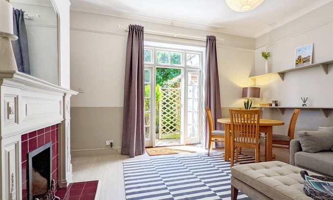 Bosham Cottage | Walton House - Bosham - a flat that sleeps 4 guests in 2 bedrooms