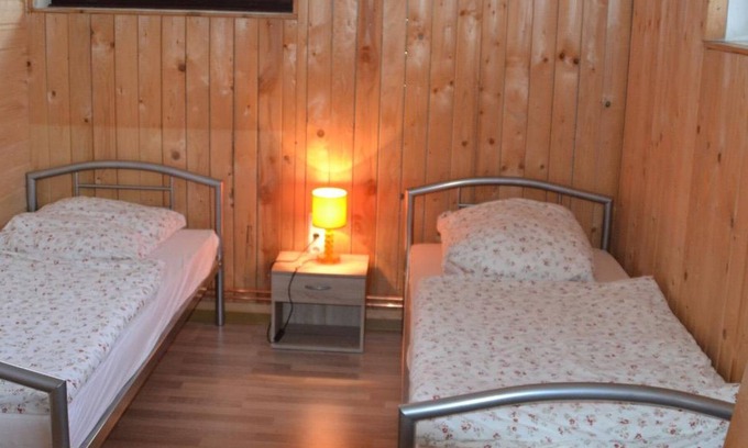 Mittelhof RV Rental | Wanderer Zimmer 1 - Campingplatz im Eichenwald