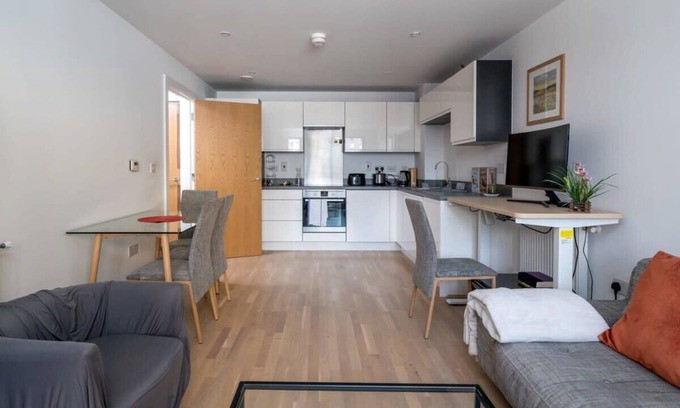 Wandsworth Apartment | Wandsworth Deluxe Two-Bedroom Apartment
