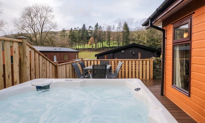 Troutbeck Cottage | WANSFELL VIEW, pet friendly, with hot tub in Troutbeck