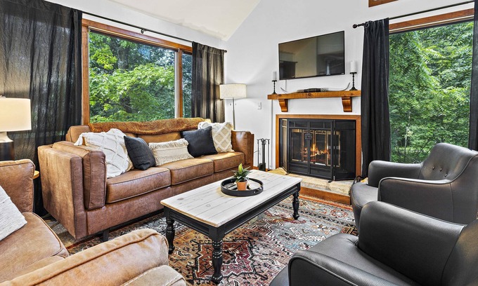 The Galena Territory Cottage | Warm & Cozy 3-Bedroom Cottage - With Hot Tub