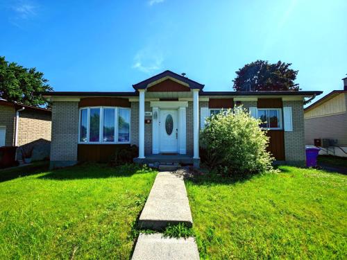 Saint-Hubert Apartment | Warm Welcome Home