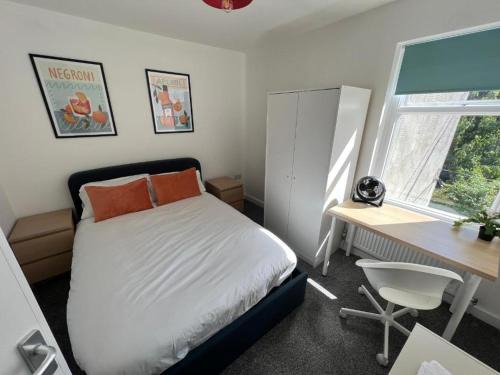 Warrington House | Warrington House - Sleeps 6 - WiFi - Free Parking - Contractor Friendly