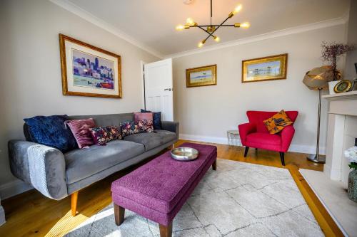 Hanham House | Warrington - Large Beautiful Home - Great Location In South West By StayStaycations