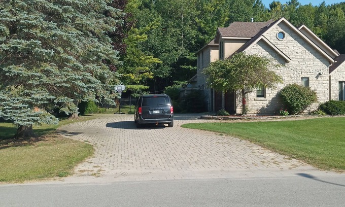Wasaga Beach House | Wasaga Beach Retreat. 5 Queen, 2 singles. 6 min to Beach 6; 20 min to Blue Mtn.