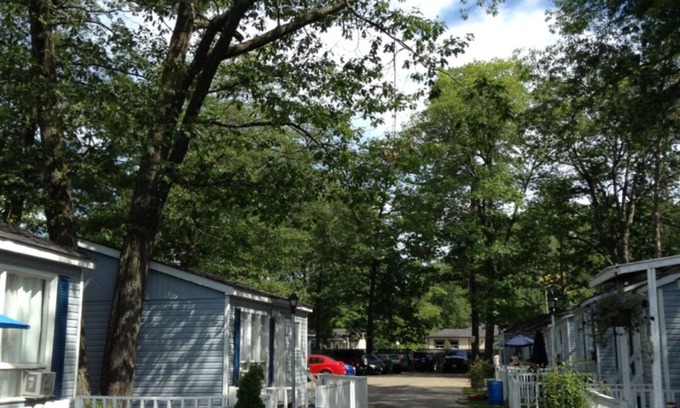 Wasaga Beach Cottage | Wasaga Beach walk to main end Free Parking Free Wifi