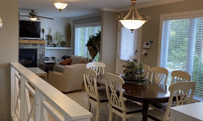 Wasaga Beach Cottage | Wasaga Cottage 2 min from beach 1! 5min from blueberry trail