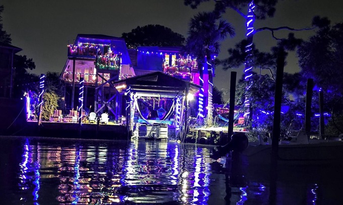 Nassau Bay Cabin | Water Access Lodge Manion 5 themed bedroom - Texas, Pan Am, Santa, Deer & Nasa