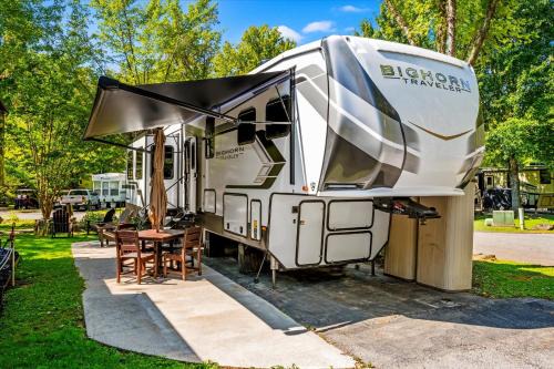 Gatlinburg - Pigeon Forge House | Water Edge Glamping Resort- Fishing Pond, Fire Pit, Mini Golf, Golf Cart