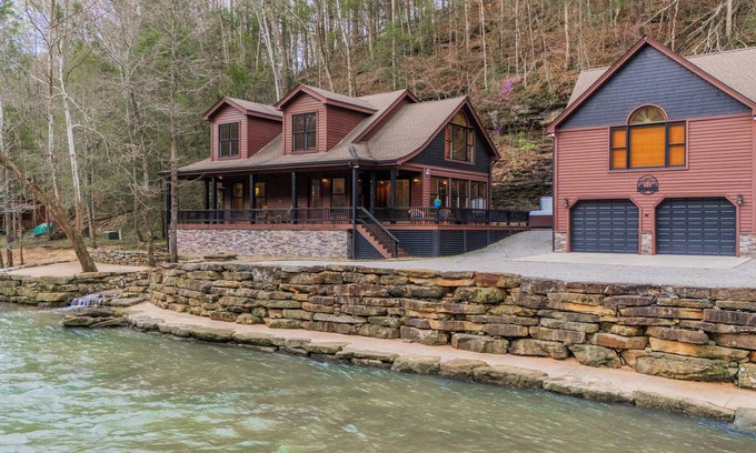 Byrdstown House | WATER FRONT home with HOT TUB