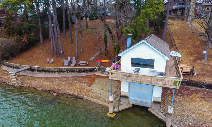 Hot Springs Boat Rental | WATER FRONT RETREAT on lake Hamilton