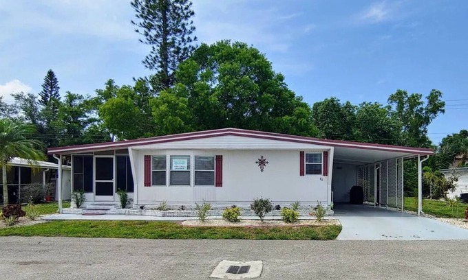 Jamaica Bay House | Waterfront 2BR Getaway in Jamaica Bay