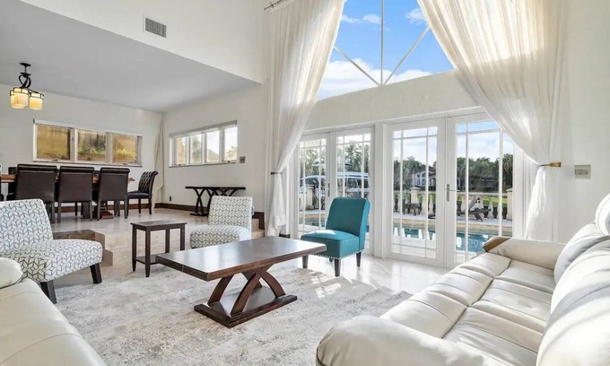Downtown Fort Lauderdale House | Waterfront 5 Bed/5Bath Home-Pool, Dock, Las Olasnn