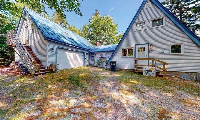 Franklin House | Waterfront A-frame on George’s Pond with views, private dock, beach, kayaks, SUP