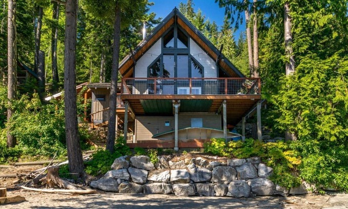 Leavenworth House | Waterfront Cabin with hot tub, private beach, barrel sauna and dock. The views!