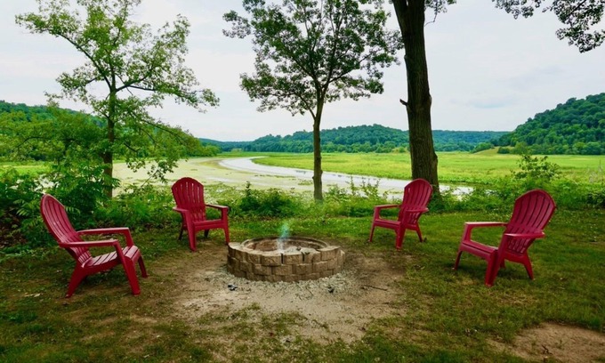 Potosi Cabin | Waterfront cabin with amazing views- Short drive to Dubuque,IA