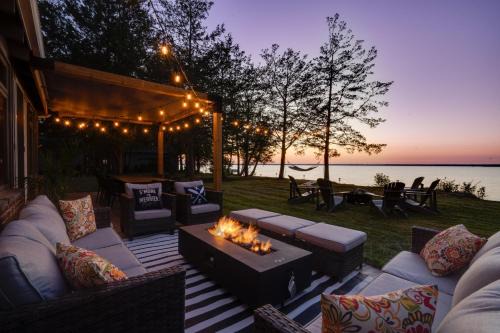 North Port House | Waterfront Casa in wine County with SAUNA and HOT TUB