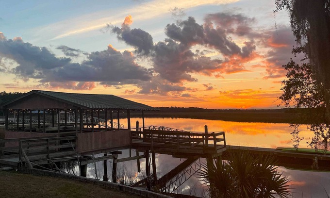 Midway House | Waterfront Colonels Island Home: Shared Dock!