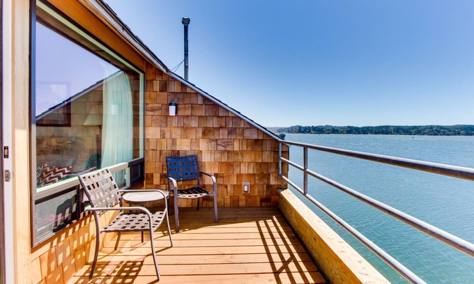Newport Condo | Waterfront Condo with Private Deck, Bay Views, Pool, Hot Tub, & Sauna