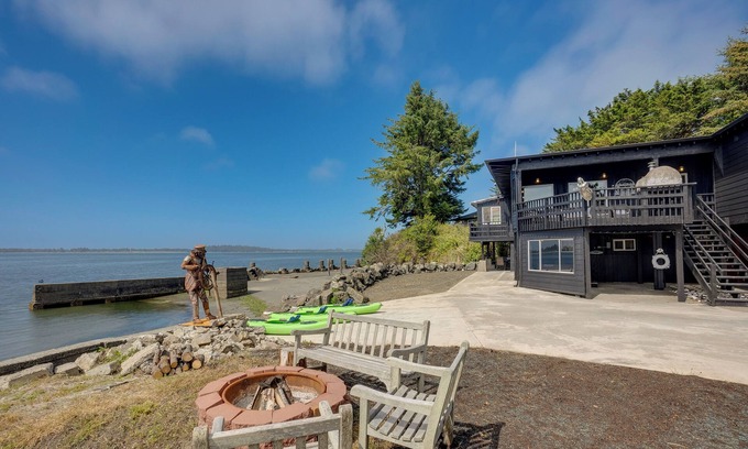 Barview House | Waterfront Coos Bay Retreat w/Kayaks!