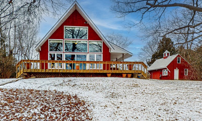 South Hero Cottage | Waterfront cottage with amazing views, fireplace, deck, & boat moorage