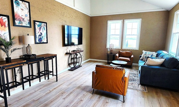 Huron House | Waterfront Cottage with Beach-walk to everything!