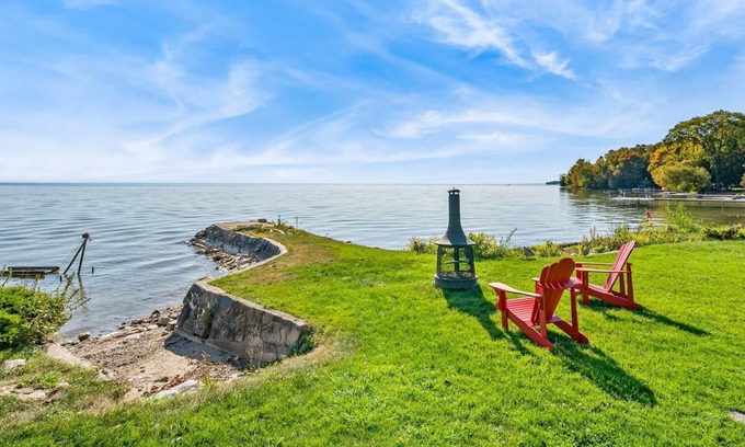 Ramara Cottage | Waterfront Cottage with hot tub and sauna, by casino RAMA