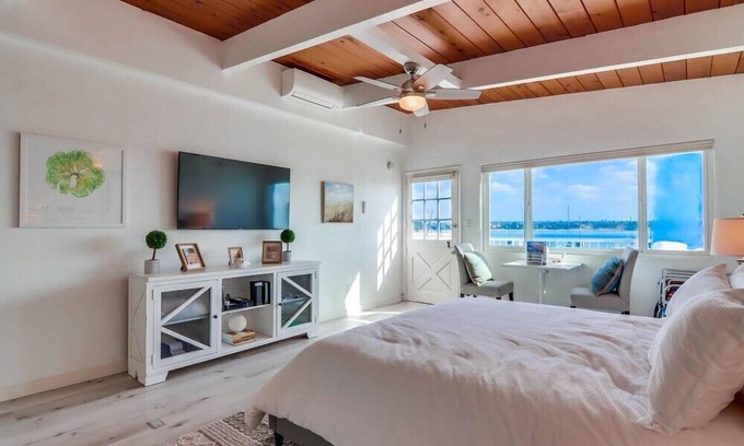 Central Mission Beach Apartment | WaterFront * Exclusive View Patio * Top Level * A/C