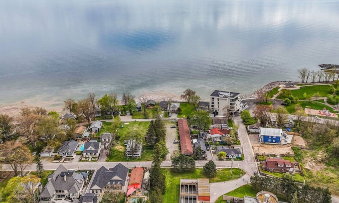 Crystal Beach House | Waterfront Family Cottage with 3BR + Parking