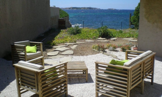 Six-Fours-les-Plages Villa | Waterfront house