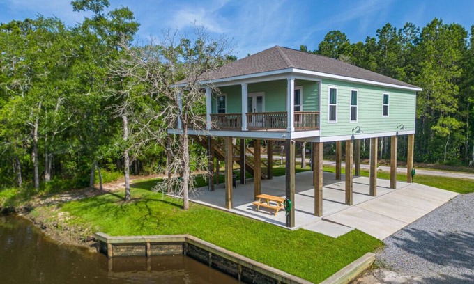 Shoreline Park House | Waterfront getaway with your own private boat ramp!