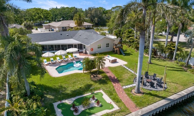 Clearwater House | Waterfront Heated Pool + PuttPutt+Games, Sleeps 18