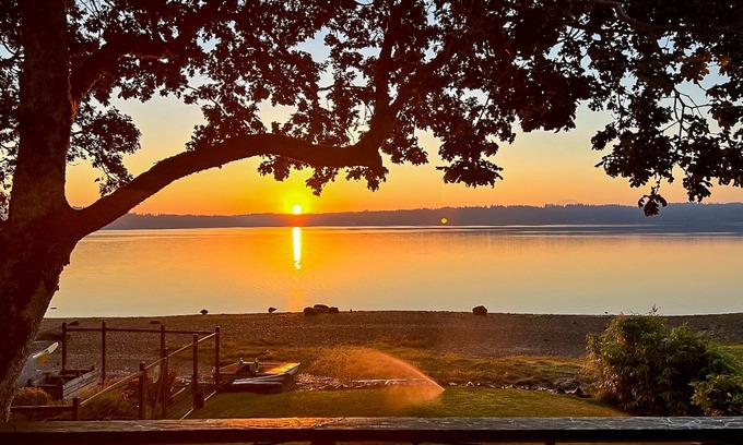 Allyn-Grapeview House | Waterfront home on Case Inlet with private beach, Mt. Rainier view & 2 decks