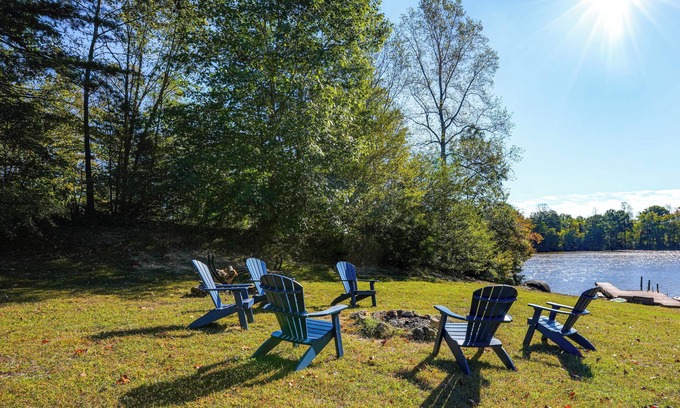 Louisa House | Waterfront Home on Lake Anna: Autumn Escape!
