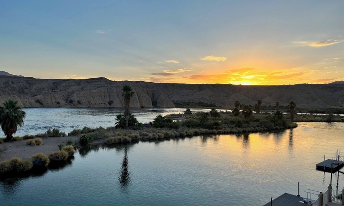Bullhead City House | Waterfront House on the Colorado River