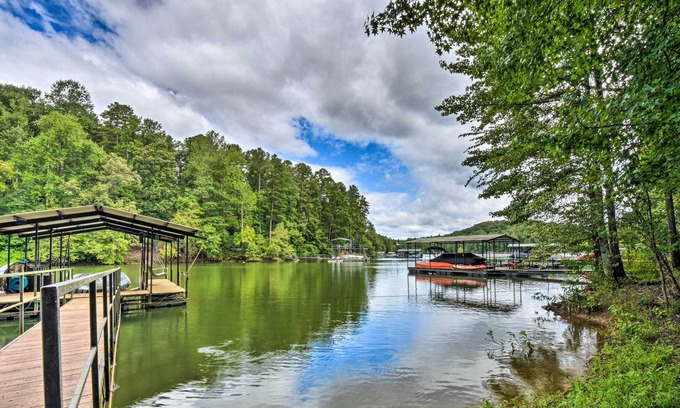 Martin Cabin | Waterfront House w/ Hot Tub on Lake Hartwell!