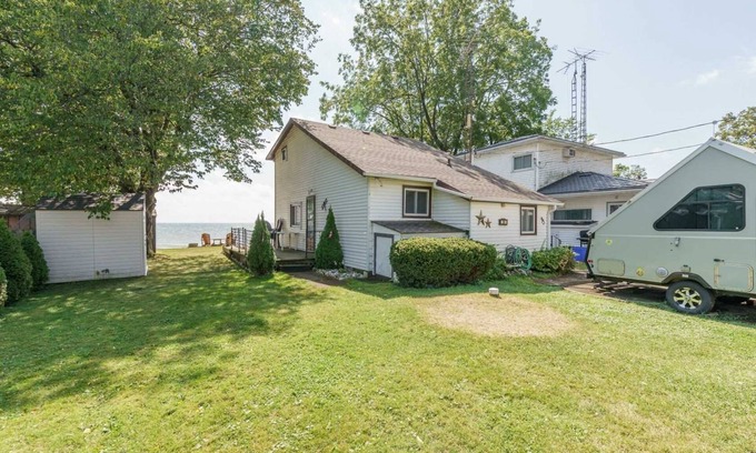 Selkirk Cottage | Waterfront Lake Erie the Blue Lagoon