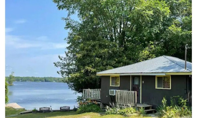 Frontenac House | Waterfront / Private beach 4 Bedroom Lakefront Cottage
