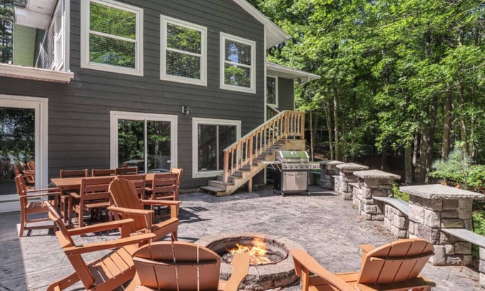 Eagle River House | Waterfront! Private dock! Water toys! Sleeps 21!