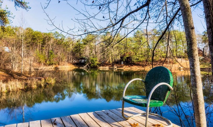 Gatlinburg - Pigeon Forge Cabin | Waterfront Retreat Overlooking Pond-6 mi 2PKWY Private Dock Arcade Record Player