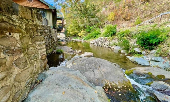 Gatlinburg Cabin | Waterfront/See And Hear Rushing Water/Hot Tub/.9 Miles 2 Downtown Gatlinburg