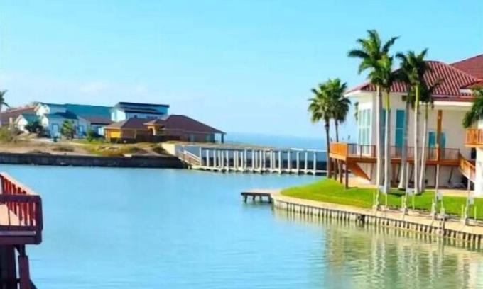 Port Isabel House | Waterfront! See April/May Special!Kayaks, Fishing Deck, Sparkling Spa, Boat Dock
