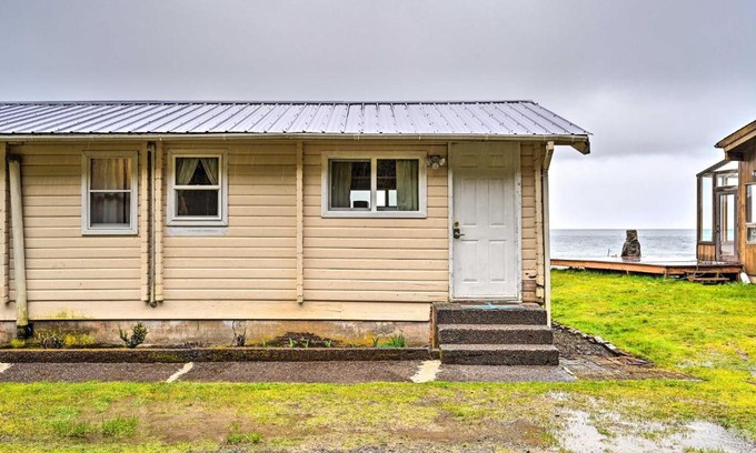 Sekiu House | Waterfront Sekiu Escape - 9 Mi to Neah Bay!