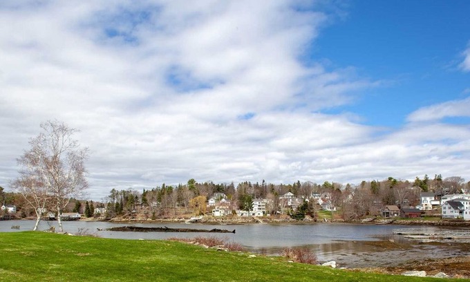 Boothbay Harbor House | Waterfront Signal Point Condo Overlooking Mill Cove