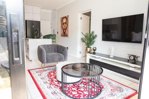 Nieuw Muckleneuk Apartment | Waterkloof on Main Sassy Modern Apartment