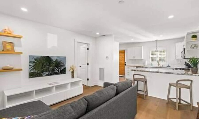 Carpinteria Apartment | Watermark Suite C