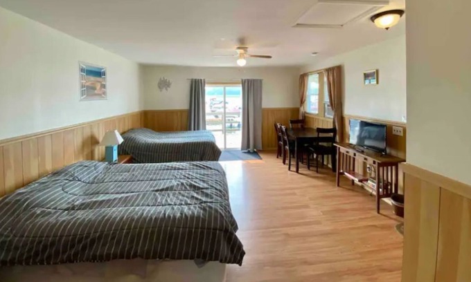 Pulaski Apartment | Waters edge cabin, with marina view