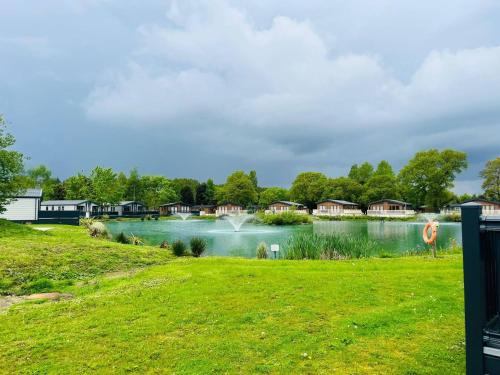 Allerthorpe Cabin | Waterside Retreat With Hot Tub