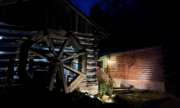 Bryson City Cabin | Waterwheel Cabin! Whitewate, Hottub,Casino,Hiking,Fishing. 40"smart TV bedrooms