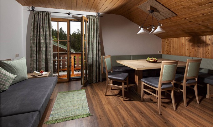 Winkl Apartment | Watzmann, 1-4 Pers., ca. 70 qm, 2 Schlafzimmer, 2x Dusche/WC, Bauernstube, Küche, Balkon